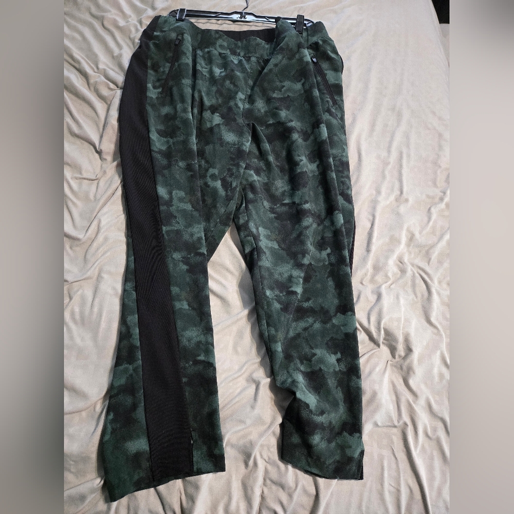 ** SOLD ** Lane Bryant Livi Brand. Women's Plus Size Capri Pants. Size 22/24